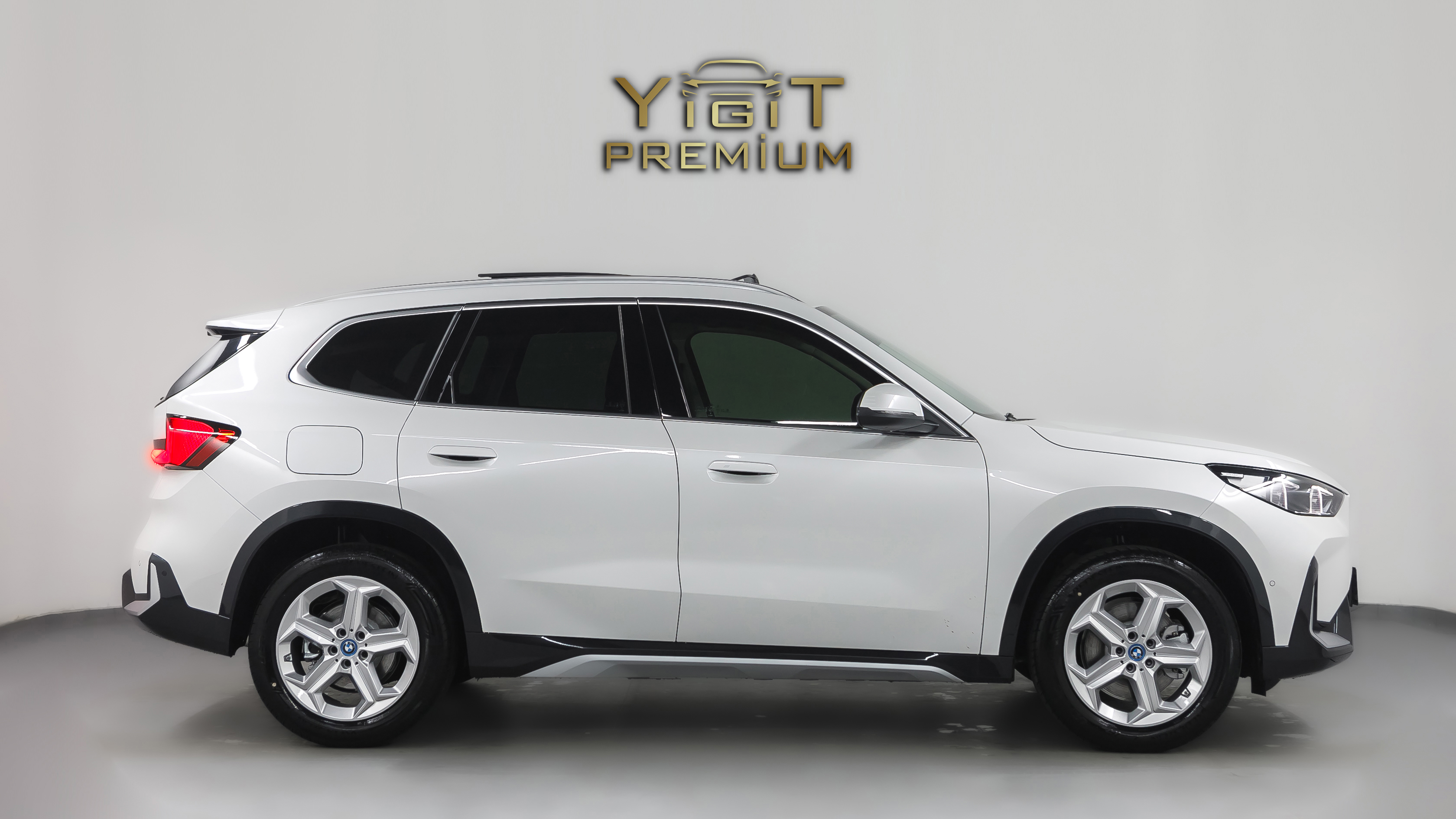 BMW X1 XDRİVE HYBRİD BEYAZ