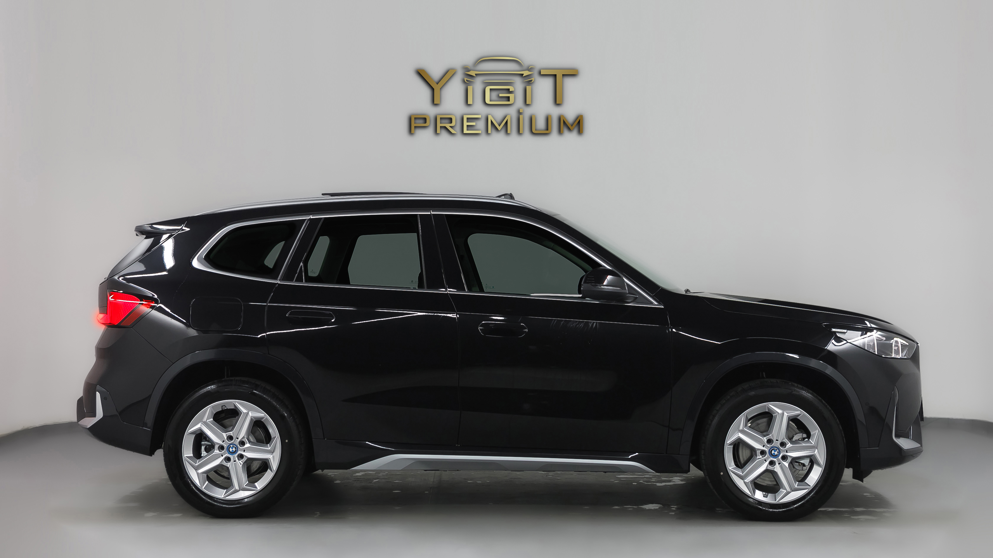 BMW X1 XDRİVE HYBRİD SİYAH