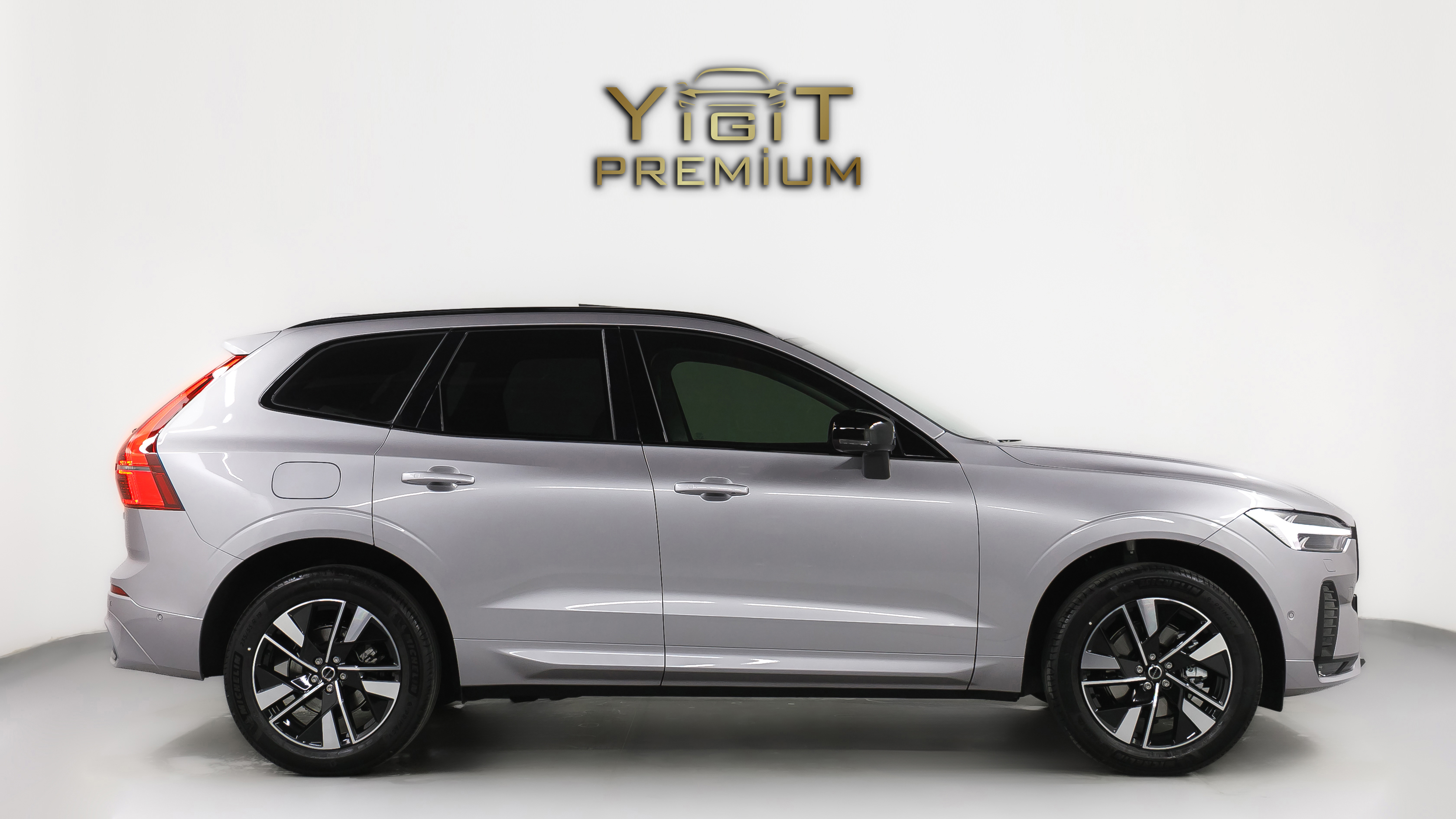 VOLVO XC60 HYBRİD GÜMÜŞ GRİ